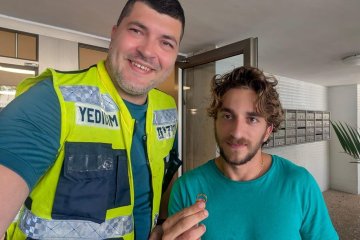 תל אביב: טבעת של גבר נתקעה באצבעו – מתנדב ידידים הסיר אותה וחילץ את האצבע בשלום • ״מדובר על טבעת גדולה, לקח זמן לחתוך ולהסיר״ • צפו 🎥