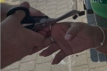 טבריה: טבעת של גברת נתקעה באצבעה – מתנדב ידידים הסיר את הטבעת וחילץ את האצבע בשלום • “השתמשתי במספרי המלע”כ, הטבעת נחתכה ברגע” • צפו 🎥