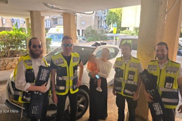 בני ברק: תינוקת כבת שנה ננעלה בשגגה ברכב וחולצה בשלום על ידי מתנדבי ידידים • “האמא הייתה בהלם ממהירות ההגעה בשעה של פקקים”