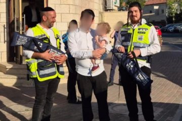 ביתר עילית: תינוקת כבת שנה וחצי ננעלה בשגגה ברכב וחולצה בשלום על ידי מתנדבי ידידים • “היה חם, אבא לחוץ, הילדה צרחה”