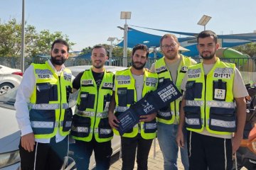 אופקים: פעוט כבן שנתיים ננעל בשגגה ברכב וחולץ בשלום על ידי מתנדבי ידידים • “האמא התעלפה מהלחץ, שניהם נבדקו ע”י כוחות רפואת החירום”