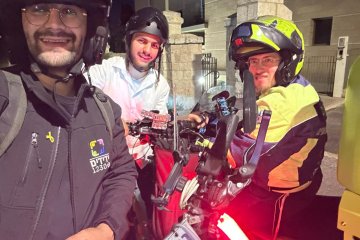 מרכז העיר ירושלים: תינוק בן שמונה ימים ננעל בשגגה ברכב, מתנדבי ידידים חילצו אותו בשלום • ״ההורים בירכו אותנו בלי סוף על הגעה וחילוץ מהיר, האם בכתה מהתרגשות״