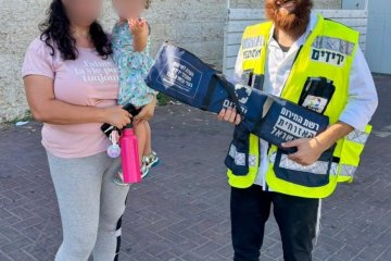 בית דגן: פעוטה כבת שנתיים וחצי ננעלה בשגגה ברכב וחולצה בשלום על ידי מתנדבי ידידים • “מזג אוויר חם מאוד, הילדה הזיעה”