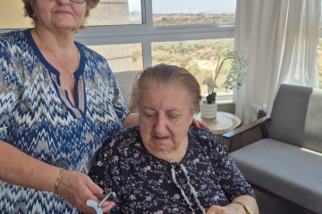 אשקלון: טבעת של גברת מבוגרת נתקעה באצבעה – מתנדב ידידים הסיר את הטבעת וחילץ את האצבע בשלום • “פעם שנייה בתוך יממה שאני מחלץ אצבע מטבעת”