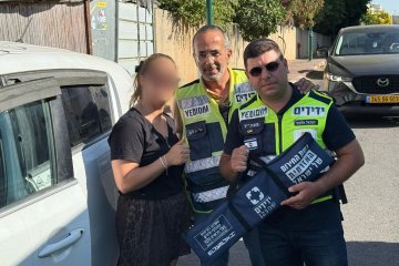 קרית אונו: תינוק ננעל בשגגה ברכב וחולץ בשלום על ידי מתנדבי ידידים • “כל חילוץ מרגש מחדש וגורם להרגיש שאנחנו שליחים של מצווה”