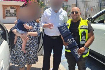 נתניה: תינוק ננעל בשגגה ברכב וחולץ בשלום ע”י מתנדב ידידים
