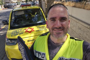 גבעת מרדכי: תינוקת ננעלה בשגגה ברכב, מתנדב ידידים חילץ אותה בשלום