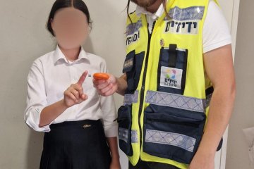 רמת שלמה: צעצוע עץ נתקע על אצבעה של ילדה, מתנדב ידידים שחרר את הצעצוע וחילץ את האצבע בשלום • ״סיפוק גדול לחלץ את האצבע במהירות כי כבר נוצרה חסימת דם״