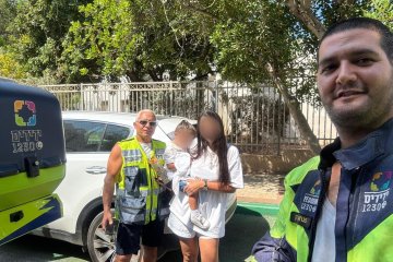 נתניה: פעוט ננעל בשגגה ברכב, מתנדבי ידידים חילצו אותו בשלום • ״חשוב במיוחד במקרים כאלו לשמור על פנים מחייכות״