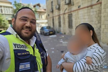 נחלאות: תינוק ננעל בשגגה ברכב, מתנדב ידידים חילץ אותו בשלום • ״סיפוק אדיר לחלץ את התינוק בשעת צהריים כה חמה״ • צפו🎥
