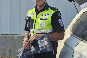 רמלה: פעוטה כבת שנתיים ננעלה בשגגה ברכב וחולצה בשלום על ידי סג”מ סניף מודיעין עילית שהיה באזור • “סיפוק ושמחה לכל היום כולו”