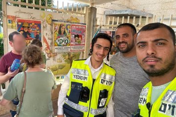 רחובות: פעוט ננעל בשגגה ברכב, מתנדבי ידידים חילצו אותו בשלום • ״קיבלתי את הקריאה ולא חשבתי פעמיים לפני שיצאתי״