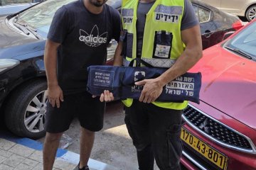 חולון: תינוק בן שנה וחצי ננעל בשגגה ברכב וחולץ בשלום על ידי מתנדבי ידידים • “האבא קפץ רגע לחנות והרכב ננעל”