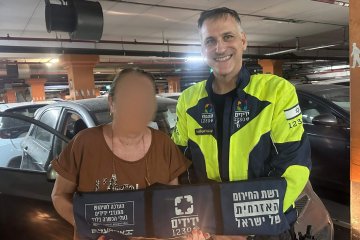 תלפיות, ירושלים: תינוק בן ארבעה חודשים ננעל בשגגה ברכב, מתנדב ידידים חילץ אותו בשלום • ״עזבתי את התור בקופה ורצתי לחלץ, החניון היה חם, חנוק וחשוך״