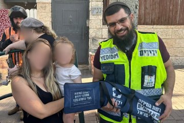 מעלה אדומים: פעוט כבן שנתיים ננעל בשגגה ברכב וחולץ בשלום על ידי מתנדב ידידים • “מזג האוויר היה חם מאוד וכל דקה קריטית”