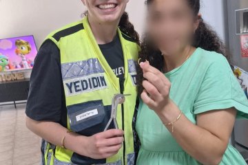 יבנה: טבעת נתקעה באצבעה של אשה, מתנדבת ידידים חילצה אותה מן האצבע בשלום • “מדובר בטבעת אירוסין שלחצה על האצבע”