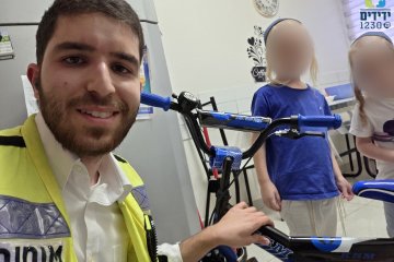 בני ברק: רגלו של ילד נלכדה בדוושת אופניים, מתנדב ידידים חילץ את הרגל בבטחה