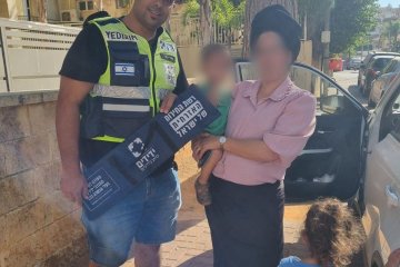 רחובות: תינוק ננעל בשגגה ברכב וחולץ בשלום • ״ראיתי את התינוק בוכה וצורח ברכב, ואת האם חסרת אונים בסמוך״