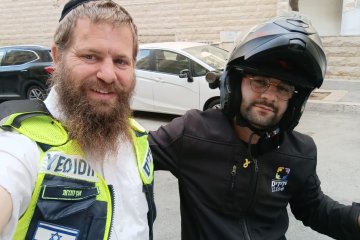 משכנות האומה: פעוט ננעל בשגגה ברכב, מתנדבי ידידים חילצו אותו בשלום • ״אין דרך טובה יותר לפתוח את היום מאשר בסיוע לאדם במצוקה״