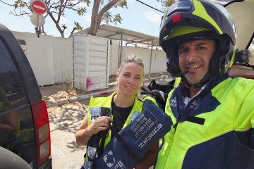 גבעתיים: תינוקת ננעלה בשגגה ברכב, מתנדבי ידידים חילצו אותה בשלום