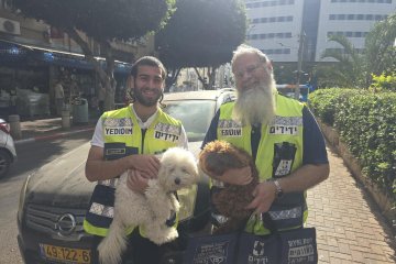 נתניה: שני כלבים ננעלו בשגגה ברכב, מתנדבי ידידים חילצו אותם בשלום • “כשראיתי את בעלת הכלבים דומעת מהתרגשות, הרגשתי תחושה שמחממת את הלב” • צפו🎥