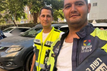 נתניה: תינוק ננעל ברכב בשגגה וחולץ בשלום ע”י מתנדבי ידידים