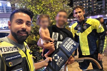 אילת: תינוקת ננעלה ברכב וחולצה בשלום ע”י מתנדבי ידידים • “זכות גדולה לפתוח את השבוע בהצלת חיים” • צפו🎥
