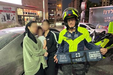 תלפיות: תינוק ננעל בשגגה ברכב, אופנוען ידידים חילץ אותו בשלום • ״סיפוק אדיר לחלץ תינוק, לא משנה אם פעם ראשונה או ארבעים״