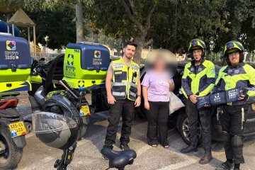 גבעת מרדכי: שני אחים ננעלו בשגגה ברכב, מתנדבי ידידים חילצו אותם בשלום • ״הגעתי במהירות ממקום עבודתי בזכות אופנוע החירום שברשותי״