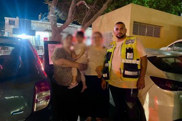 נתיבות: פעוטה ננעלה בשגגה ברכב, מתנדבי ידידים חילצו אותה בשלום • ״זכות להציל חיים במיוחד לפני יום הדין״