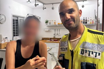 הרצליה: טבעת של אישה נתקעה באצבעה – מתנדב ידידים חילץ אותה בשלום • “יצאתי אליה עוד לפני התה והעוגה”