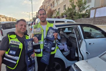 גבעת זאב: תינוק ננעל בשגגה ברכב, מתנדבי ידידים חילצו אותו בשלום • בידידים קוראים להורים לאמץ “כלל מפתח”