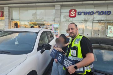 חולון: פעוטה ננעלה בשגגה ברכב וחולצה בשלום על ידי מתנדב ידידים • “מקדיש את החילוץ הזה לזכותם של החטופים”