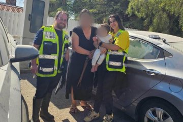 כפר אדומים: תינוקת ננעלה ברכב וחולצה בשלום על ידי מתנדבי ידידים • “הסרתי את בגדי העבודה שלי ויצאתי למקום במהירות”