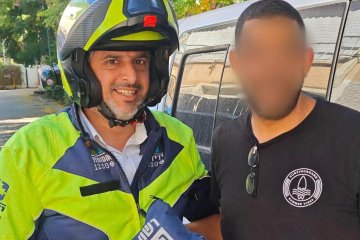 רמת גן: תינוק ננעל בשגגה ברכב וחולץ בשלום על ידי מתנדב ידידים