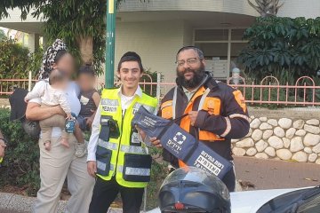 רחובות: שני תינוקות ננעלו בשגגה ברכב, מתנדבי ידידים חילצו אותם בשלום • ״האם השאירה את השלט בידיו של התינוק״