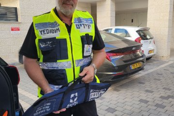 קרית אתא: פעוטה ננעלה בשגגה ברכב, מתנדבי ידידים חילצו אותה בשלום • ״נתקלתי בגברת בוכייה וחסרת אונים שבתה ננעלה ברכב״