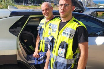 אשדוד: תינוק ננעל בשגגה ברכב, מתנדבי ידידים חילצו אותו בשלום • צפו🎥