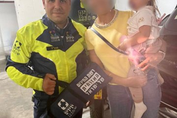 גבעת שמואל: פעוטה ננעלה בשגגה ברכב, מנכ”ל ידידים יחד עם מתנדבים נוספים חילצו אותה בשלום