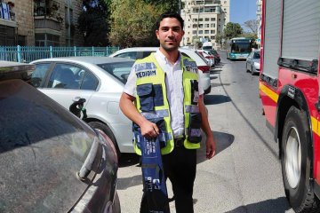 קרית מנחם: פעוט ננעל לבדו ברכב וחולץ בשלום על־ידי מתנדב ידידים