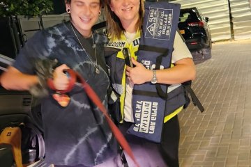 גן יבנה: כלב ננעל בשגגה ברכב, מתנדבי ידידים חילצו אותו בשלום • ״בני המשפחה התרגשו מההגעה המהירה, ואמרו אתם עושים עבודת קודש״