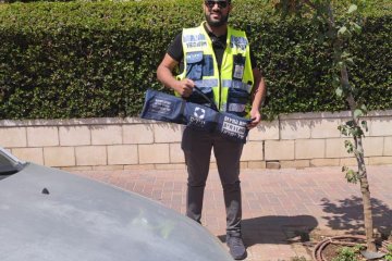 רחובות: פעוט ננעל בשגגה ברכב וחולץ בשלום על ידי מתנדב ידידים • “מרגש לראות את האושר של ההורים לאחר כל חילוץ”