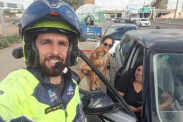 מחלף ירקון: זוג כלבים ננעלו ברכב בשגגה וחולצו בשלום על ידי מתנדבי ידידים • “אתם מלאכים אמיתיים”