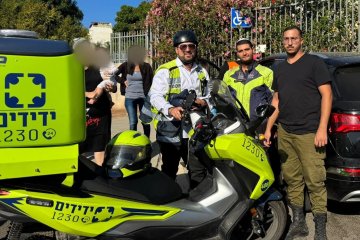 נתניה: פעוטה ננעלה ברכב בשגגה, מתנדבי ידידים חילצו אותה בשלום • צפו🎥