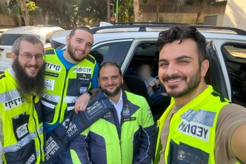 פתח תקווה: בתוך שלוש דקות שני פעוטות ננעלו ברכבים וחולצו בשלום • “שמעתי את השכנה צועקת לעזרה וחילצתי במהירות”