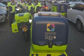 קרית אונו: תינוק ננעל בשגגה ברכב, מתנדבי ידידים חילצו אותו בשלום • ״יחידת האופנועים הוקמה במיוחד למקרים מסוג זה״• צפו 🎥