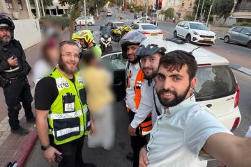 בני ברק: פעוטה ננעלה ברכב וחולצה בשלום על ידי מתנדבי ידידים • “אני עובד בסמוך והגעתי תוך חצי דקה למקום”