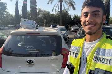 גני תקווה: פעוטה ננעלה ברכב וחולצה בשלום על ידי מתנדב ידידים • “העירו אותי במיוחד ויצאתי לחלץ” • צפו🎥