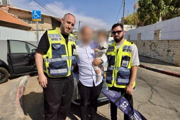 חולון: פעוטה ננעלה בשגגה ברכב, מתנדבי ידידים חילצו אותה בשלום • ״ההורים הודו על החילוץ המהיר״