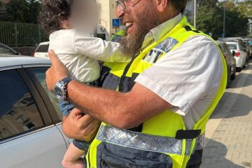 חולון: תינוק ננעל ברכב בשגגה, מתנדבי ידידים חילצו אותו בשלום • בידידים קוראים להורים לאמץ “כלל מפתח”